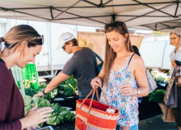 Image of shoppers at Stirling Farmers Market